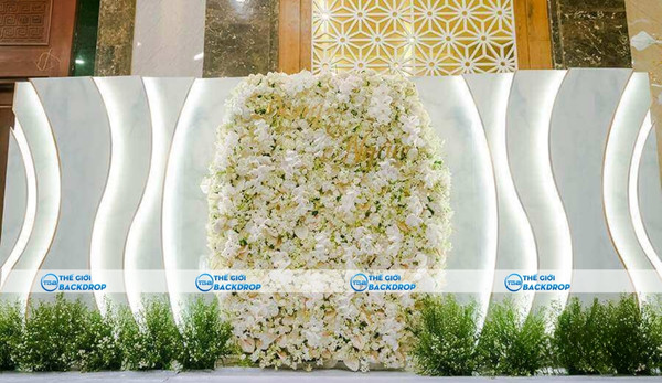Backdrop kết hợp hoa tươi