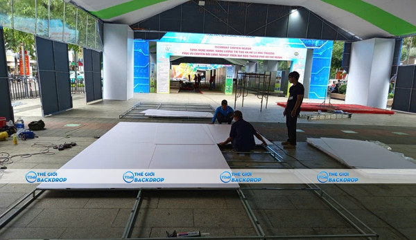Thi c&ocirc;ng backdrop tại hiện trường